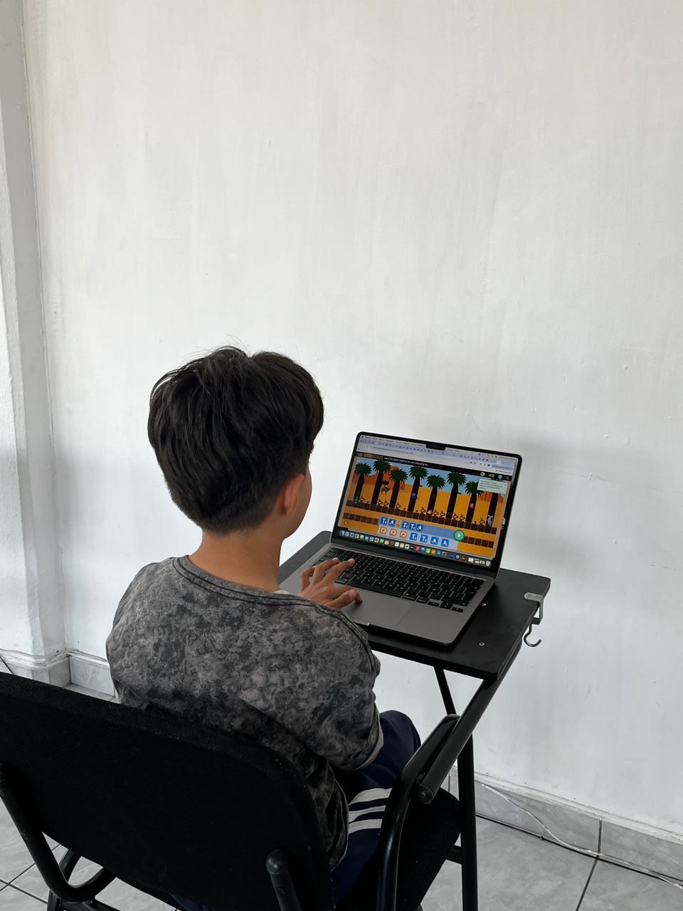 Alumno programando
